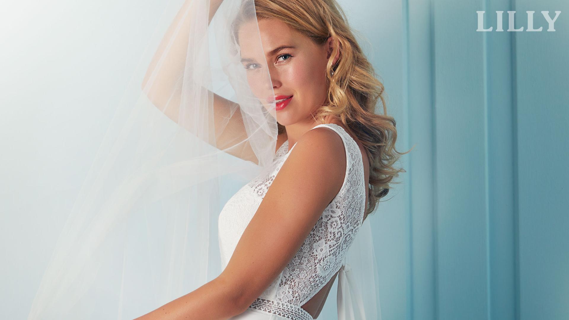 Brudekjole med blonde overdel og let nederdel